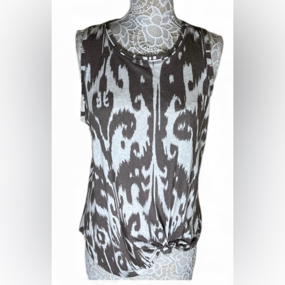 Athleta taupe and white sleeveless casual top women’s size XL- athleisure